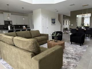 Serene Green Villa- Your Perfect Getaway Near All The Fun - 1