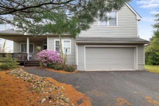 The Nest at Pinecrest by AvantStay Spacious Deck Game Room Fire Pit - Pocono Pines - 2