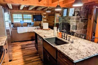 Hickory Cabin by AvantStay Firepit Hot Tub Game Room Great Location - Palmerton - 3