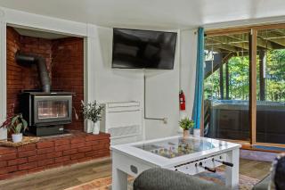 Lake It Right by AvantStay Lakefront w Dock Hot Tub Fire Pit Game Room - Long Pond - 2