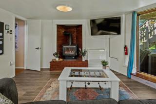 Lake It Right by AvantStay Lakefront w Dock Hot Tub Fire Pit Game Room - Long Pond - 3