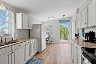 Near Beach Hot Tub Pet-Friendly - 7