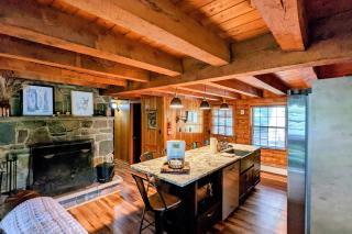 Hickory Cabin by AvantStay Firepit Hot Tub Game Room Great Location - Palmerton - 6