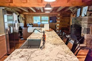 Hickory Cabin by AvantStay Firepit Hot Tub Game Room Great Location - Palmerton - 1