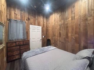 1st Fl 2BR Downtown + 2 Pkg - Elkader - 3