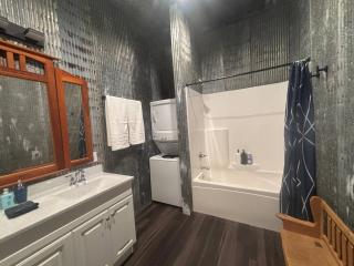 1st Fl 2BR Downtown + 2 Pkg - Elkader - 2