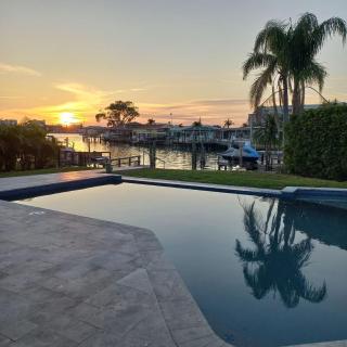 Clearwater Beach Waterfront Modern Villa 4BD 2BIG OPEN LOFT 4BT with Pool Boat Deck Sleep 15 - Clearwater Beach - 8