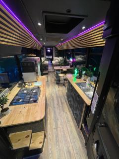 Magnifique bus insolite avec jacuzzi - - 8