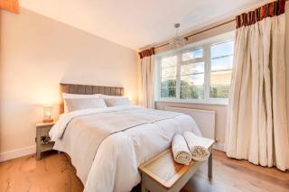 Charming Pitshanger Apartment - London - 9