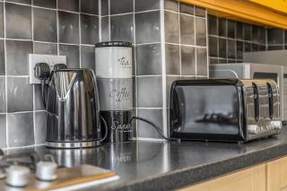 Modern 4-Bed Serviced Apartment- Free Parking Wi-Fi - Near CBS Arena -M6 -UHCW - 7