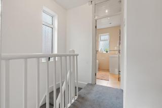 Awesome 4-Bedroom Serviced Apartment - Exhall - 2