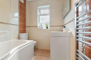 Awesome 4-Bedroom Serviced Apartment - Exhall - 4