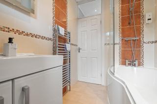 Modern 4-Bed Serviced Apartment- Free Parking Wi-Fi - Near CBS Arena -M6 -UHCW - 1