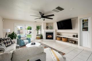 Reel fun Centrally Located w Movie Room Pool Hot Tub - Phoenix - 1