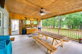 1 Mi to Lake Texoma Access Home with Deck - Kingston - 0