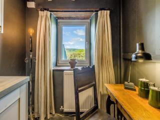 3 Legged Duck Cottage - - 6