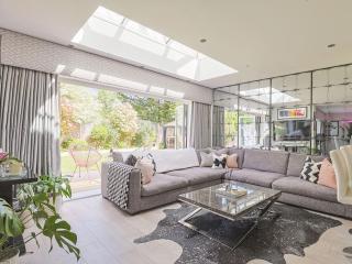 Luxury Villa with Hot Tub - Royal Ascot Legoland - Pass the Keys - 2