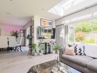 Luxury Villa with Hot Tub - Royal Ascot Legoland - Pass the Keys - 1