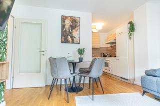 Sweet 1BR & 1LR with Balcony, 9-Min to City Center - Vienna - 2