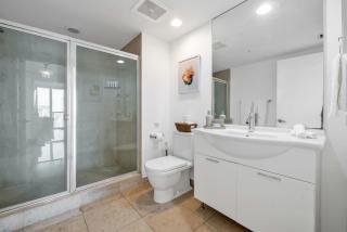 Wrap around Bay View, W Hotel Luxury 2BR 2BA, Pool, Spa, Free Gym Classes - 1