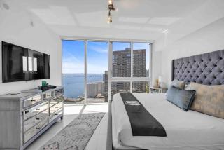Wrap around Bay View, W Hotel Luxury 2BR 2BA, Pool, Spa, Free Gym Classes - 2
