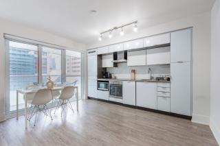 Downtown CN Tower View Condo with Pool Hot tub and Gym - 6