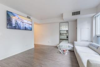 Downtown CN Tower View Condo with Pool Hot tub and Gym - 4