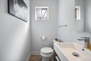 Modern 4BR with Parking 10 Min to YYZ Airport - Mississauga - 3