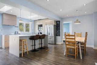 Modern 4BR with Parking 10 Min to YYZ Airport - Mississauga - 1