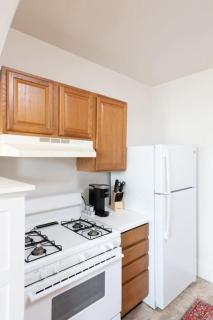 Sunny East Side Vintage 2BR Apartment - Milwaukee - 6