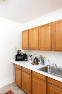 Sunny East Side Vintage 2BR Apartment - Milwaukee - 5
