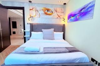 Penthouse 75 inch TV Sea View - Manama - 3