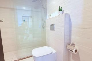 Penthouse 75 inch TV Sea View - Manama - 2
