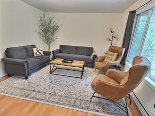 The Sawyer Hideaway - 3BR 2B with Hot Tub & Fire Pit - 5 mins to beach - Sawyer - 3