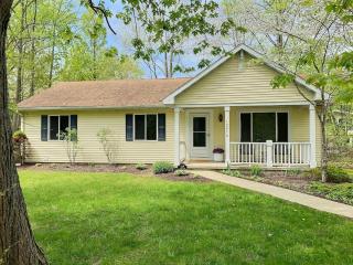 The Sawyer Hideaway - 3BR 2B with Hot Tub & Fire Pit - 5 mins to beach - Sawyer - 7