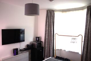 Double ground floor room near shop and metro station - Londres - 7