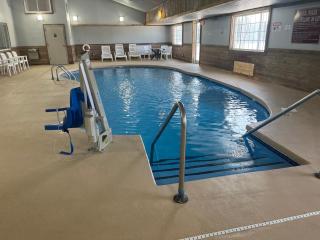 Days Inn & Suites by Wyndham Williamsburg IA North - Williamsburg - 0