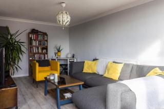 Spacious and stylish 2 bed flat - 2
