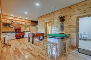 Game Room, Hot Tub and Decks Scenic Franklin Cabin - Franklin - 1