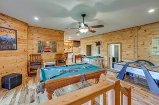 Game Room, Hot Tub and Decks Scenic Franklin Cabin - Franklin - 3