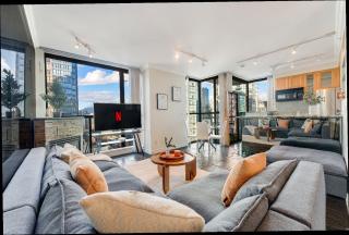 Stylish 2BR Getaway with Grand Jacuzzi and Comfort - Vancouver - 0