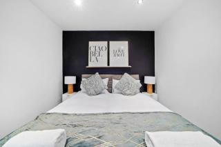 Luxury House with Pool Table, Sky TV, Netflix, Fast Wifi, Garden & Free Parking by Yoko Property - Milton Keynes - 2