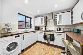 Luxury House with Pool Table, Sky TV, Netflix, Fast Wifi, Garden & Free Parking by Yoko Property - Milton Keynes - 1
