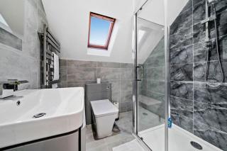 Luxury House with Pool Table, Sky TV, Netflix, Fast Wifi, Garden & Free Parking by Yoko Property - Milton Keynes - 6