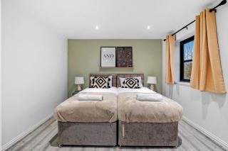 Luxury House with Pool Table, Sky TV, Netflix, Fast Wifi, Garden & Free Parking by Yoko Property - 3