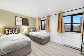 Luxury House with Pool Table, Sky TV, Netflix, Fast Wifi, Garden & Free Parking by Yoko Property - Milton Keynes - 5