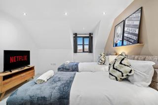 Luxury House with Pool Table, Sky TV, Netflix, Fast Wifi, Garden & Free Parking by Yoko Property - Milton Keynes - 9