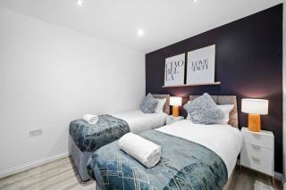 Luxury House with Pool Table, Sky TV, Netflix, Fast Wifi, Garden & Free Parking by Yoko Property - Milton Keynes - 2