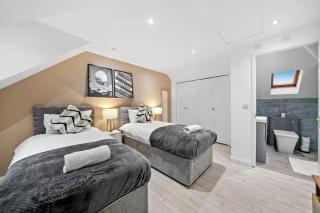 Luxury House with Pool Table, Sky TV, Netflix, Fast Wifi, Garden & Free Parking by Yoko Property - Milton Keynes - 8