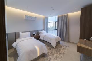 HostE - 3 BR APT Full Kitchen 75In TV with Self-Entry - Khobar - 1